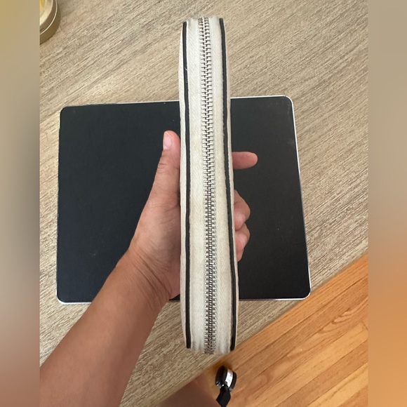 Beautiful Gucci Long Wallet - Picture 3 of 13